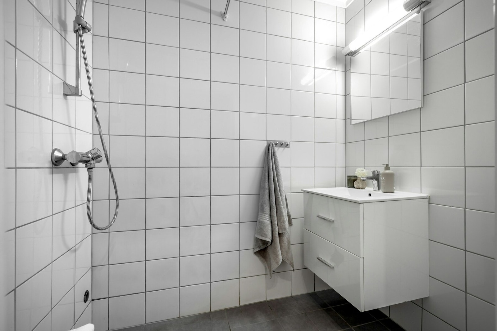 Videre har badet varmekabler i gulv og opplegg for vaskemaskin Galleribilde