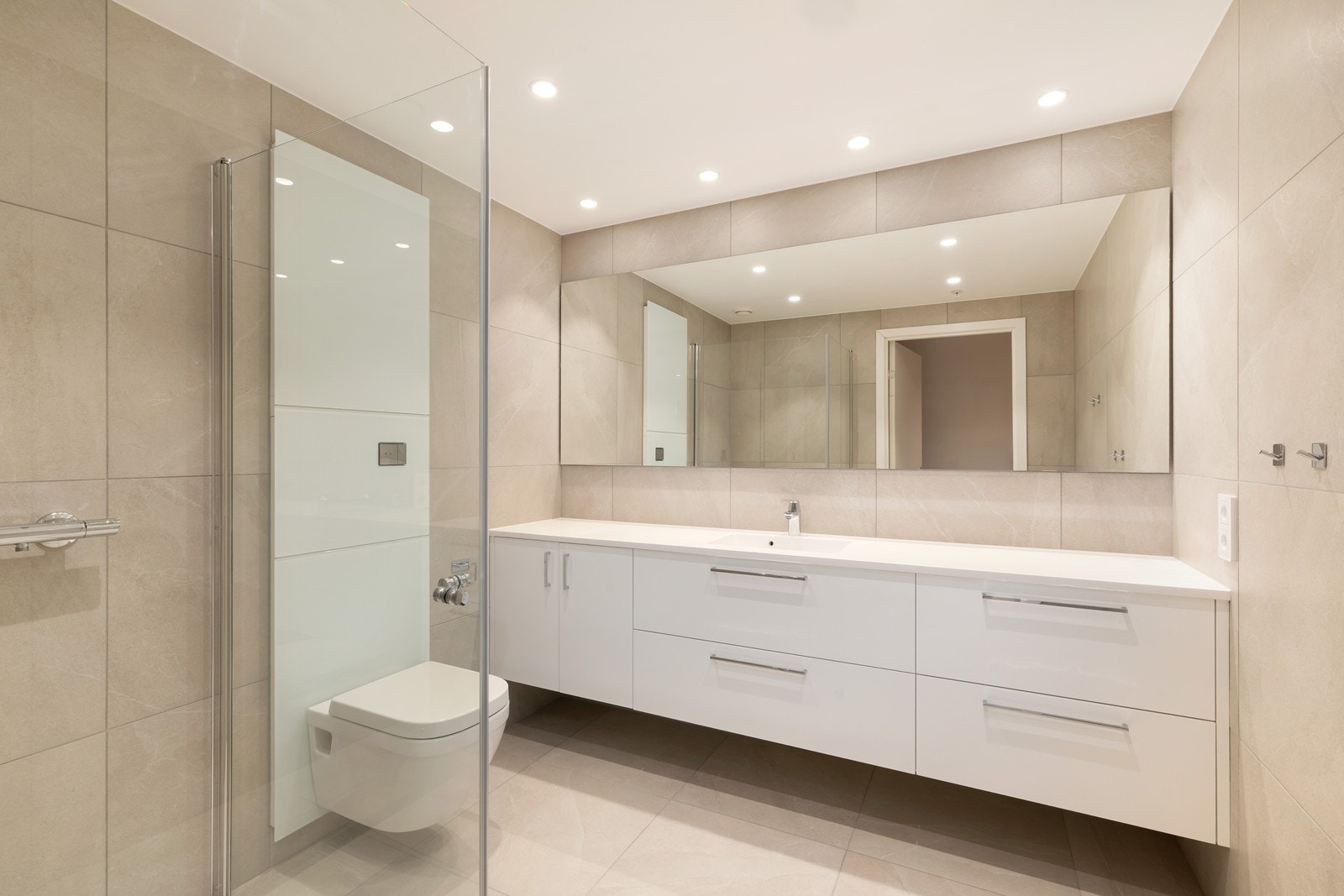 Leiligheten har to gode baderom. Ett av baderommene er tilknyttet hovedsoverom, dette tilknyttet gangen. Galleribilde