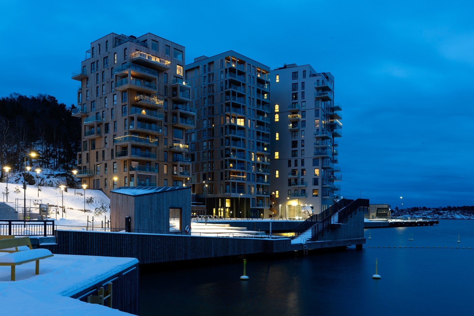 Tre søstre i Kanalbyen ligger vestvendt ved sjøen på Odderøya, sentralt i Kristiansand og like ved Kilden, Kunstsiloen, Fiskebrygga og Kulturtorget. Galleribilde