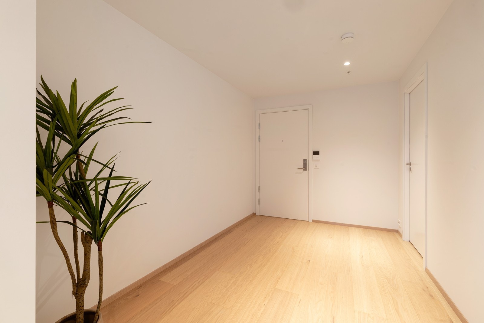 Med heisadkomst fra inngangsparti kommer man direkte opp til leilighetens etasje. Videre inn i leilighetens gang er det god plass til å henge fra seg yttertøy og sko samt garderobeløsning. Galleribilde