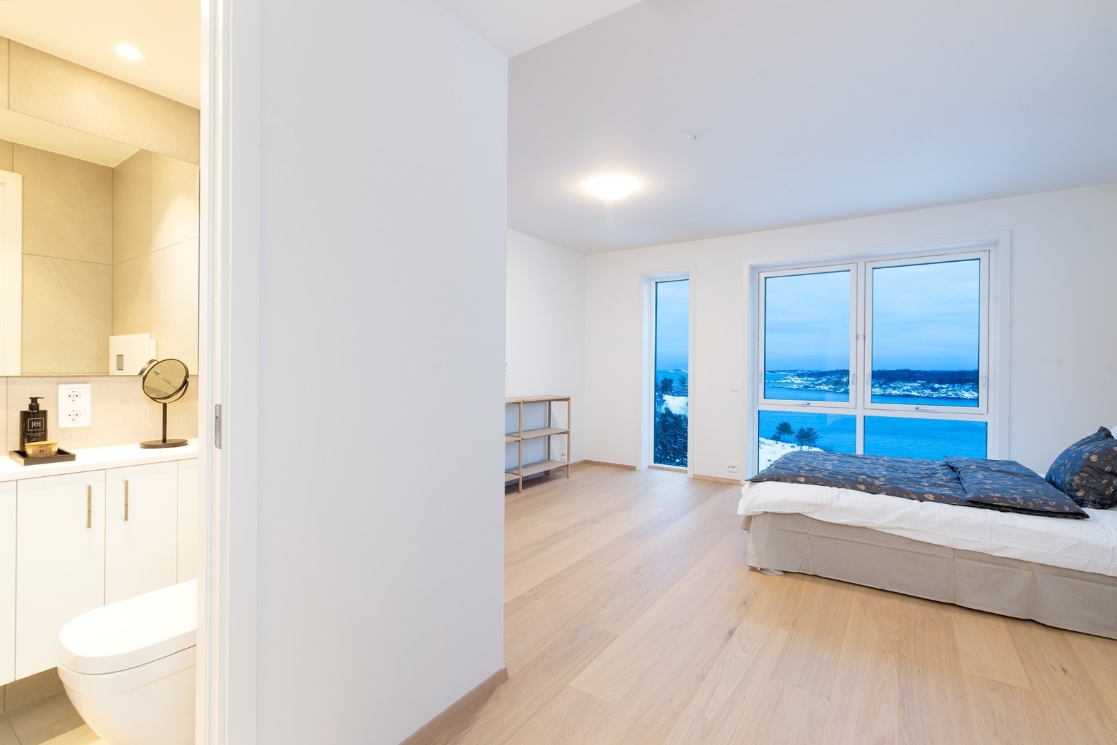 Hovedsoverommet har inngang til eget baderom, samt vaserom/ bod. Galleribilde