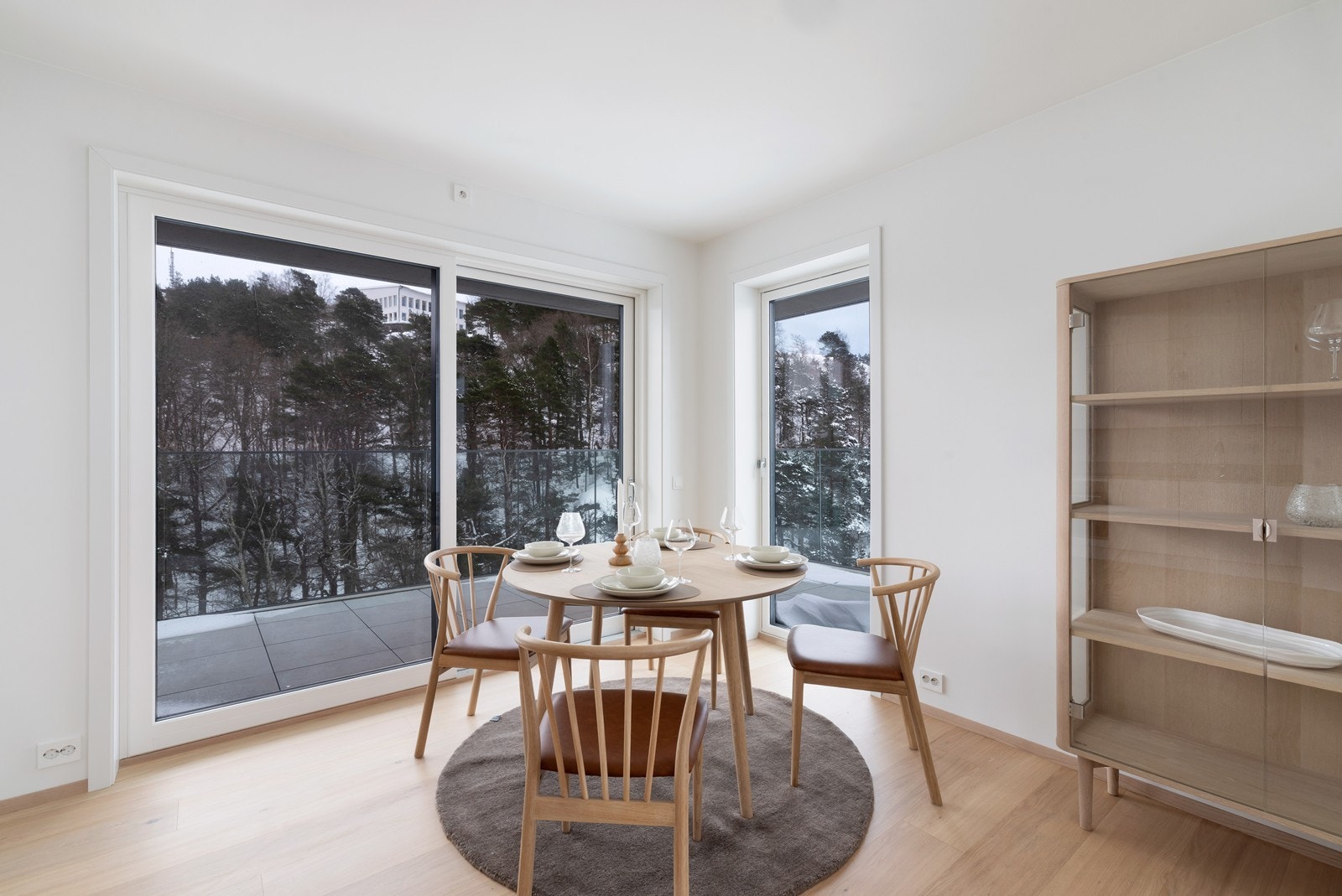 Fra stuen er det utgang til balkong. Her er det god plass til utemøblement og en nydelig utsikt. Mulighet for innglassing. Galleribilde