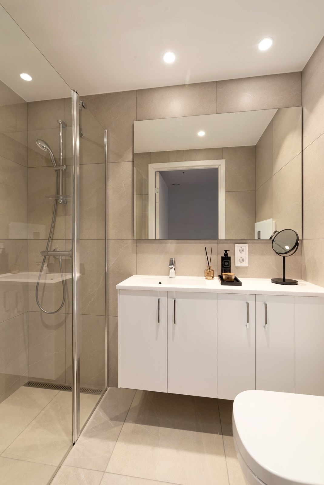 Baderom tilknyttet soverom Galleribilde