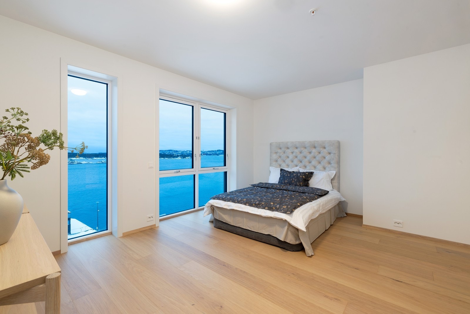 Leiligheten har tre soverom hvor alle har god plass til seng med tilhørende møblement. En-stavs eikeparkett og slette, malte vegger. Galleribilde