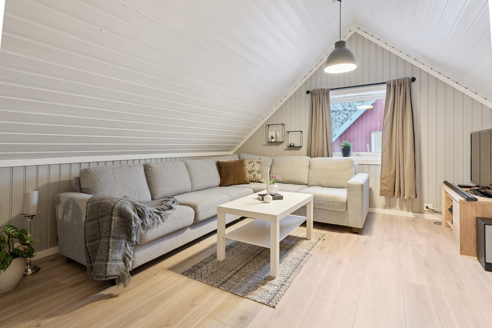 Lys og trivelig loftstue som egner seg perfekt som TV-stue, lekerom eller ekstra oppholdsrom. Galleribilde