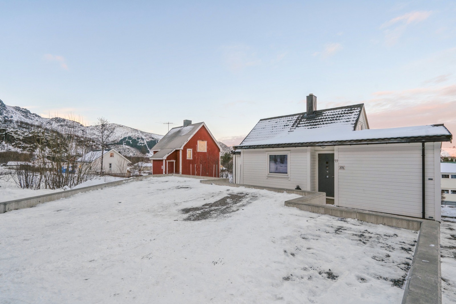 Boligen har en ryddig og helhetlig fasade som gir et godt førsteinntrykk. Praktisk parkering med enkel adkomst. Galleribilde
