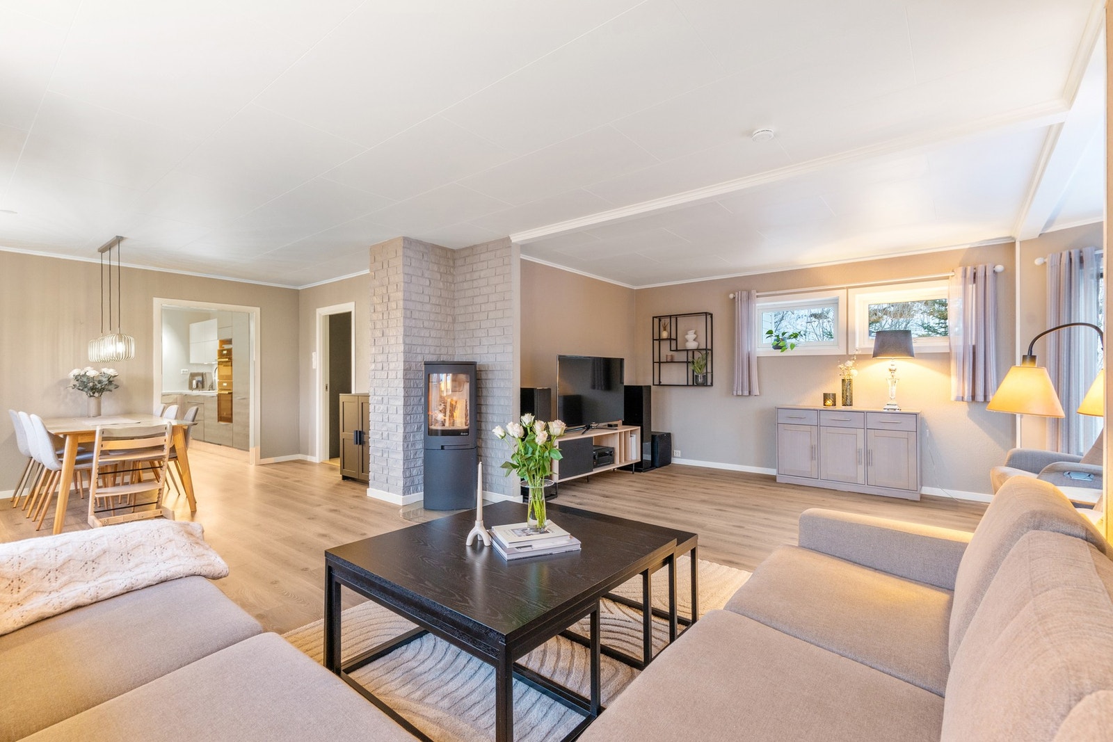 Rommet fungerer som et naturlig samlingspunkt i boligen. Galleribilde