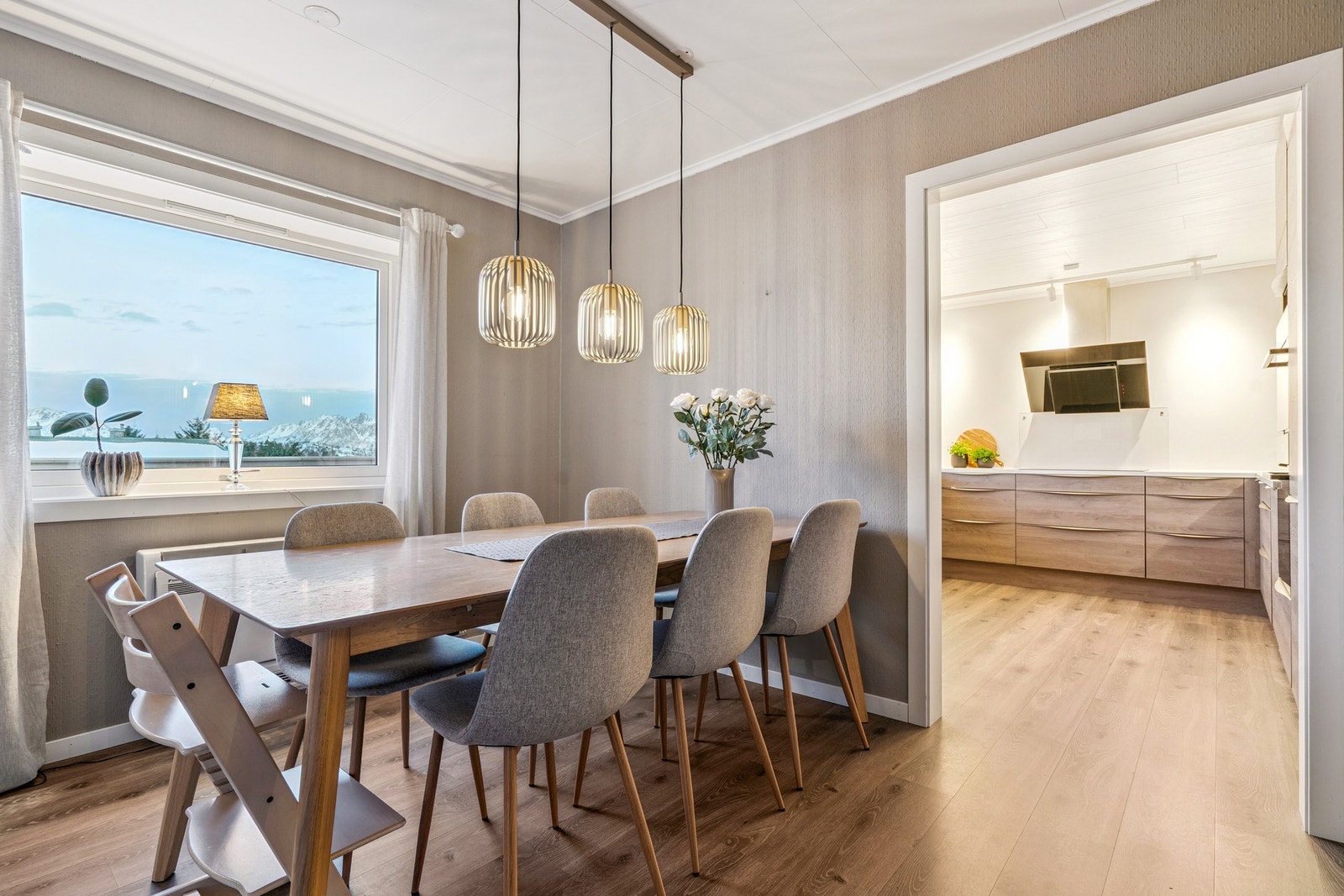 God plass for ønsket spisegruppe. Galleribilde