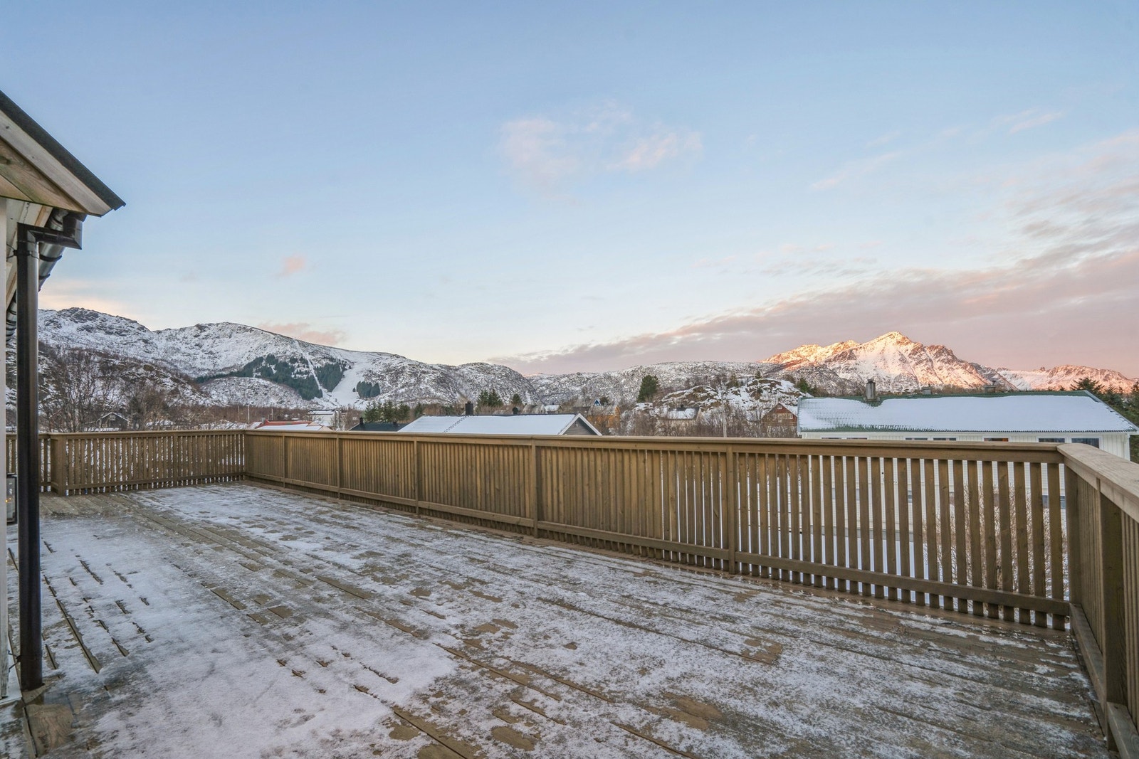 Verandaen har gode solforhold som gir fine rammer for utemøbler og opphold store deler av dagen. Her nyter du sola til sene kveldstimer om sommeren. Galleribilde