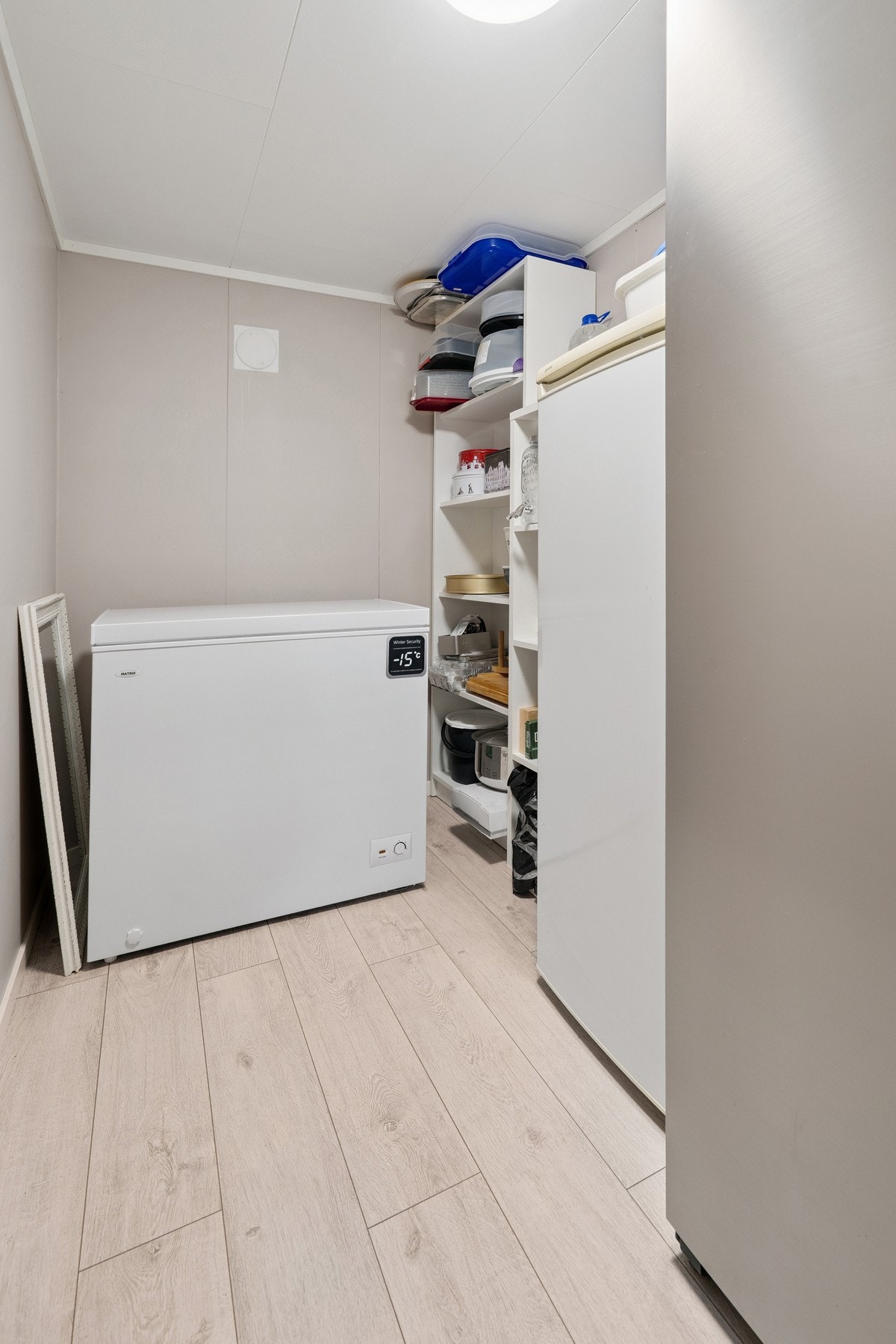 Etasjen har flere boder som gir gode lagringsmuligheter og bidrar til en ryddig bolig. Galleribilde