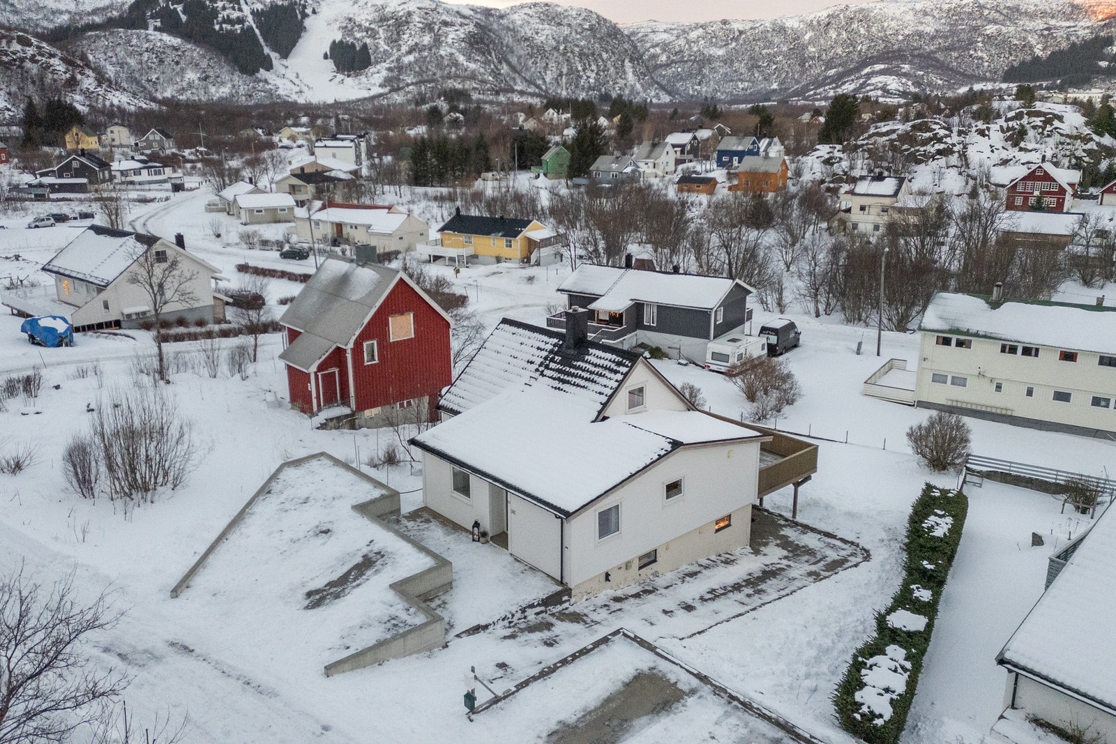 Hagen strekker seg rundt boligen. Galleribilde