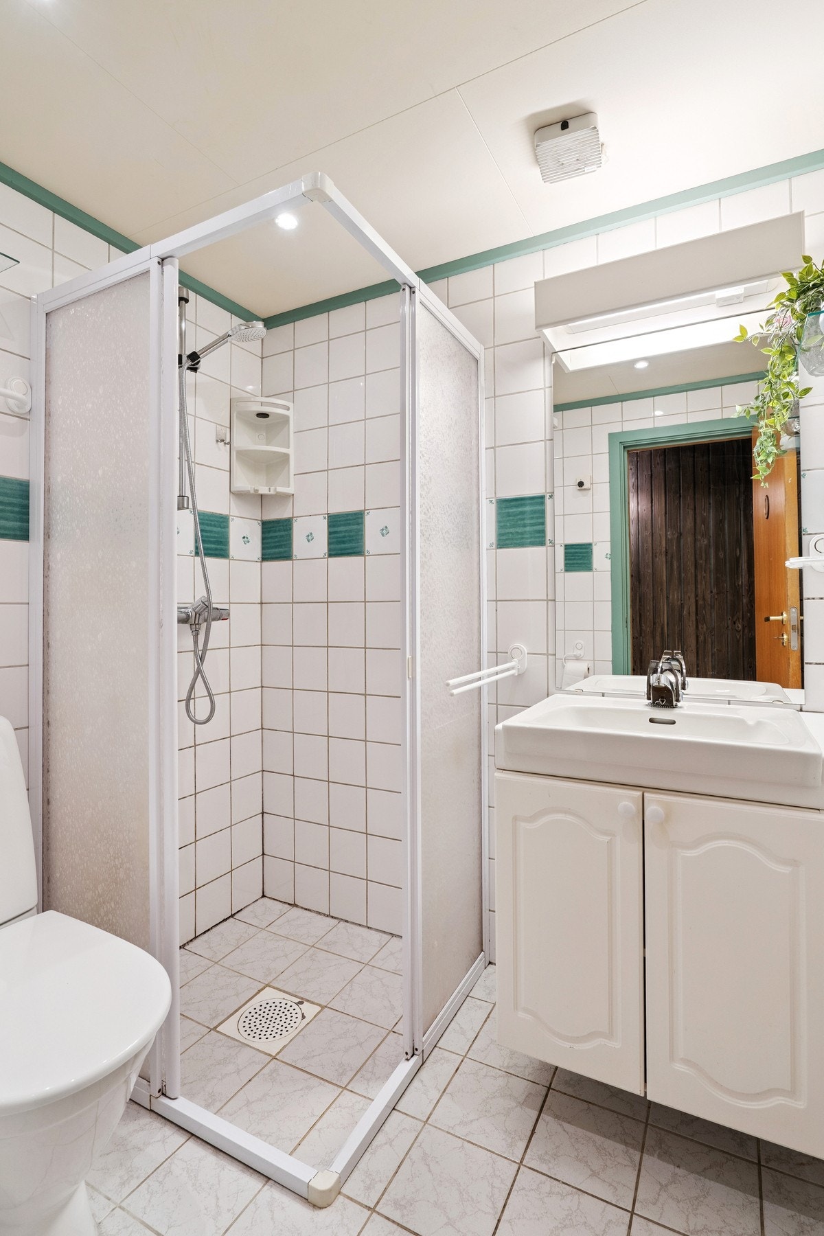 Funksjonelt bad med nødvendige fasiliteter. Et praktisk tillegg som gir økt brukervennlighet til etasjen. Galleribilde