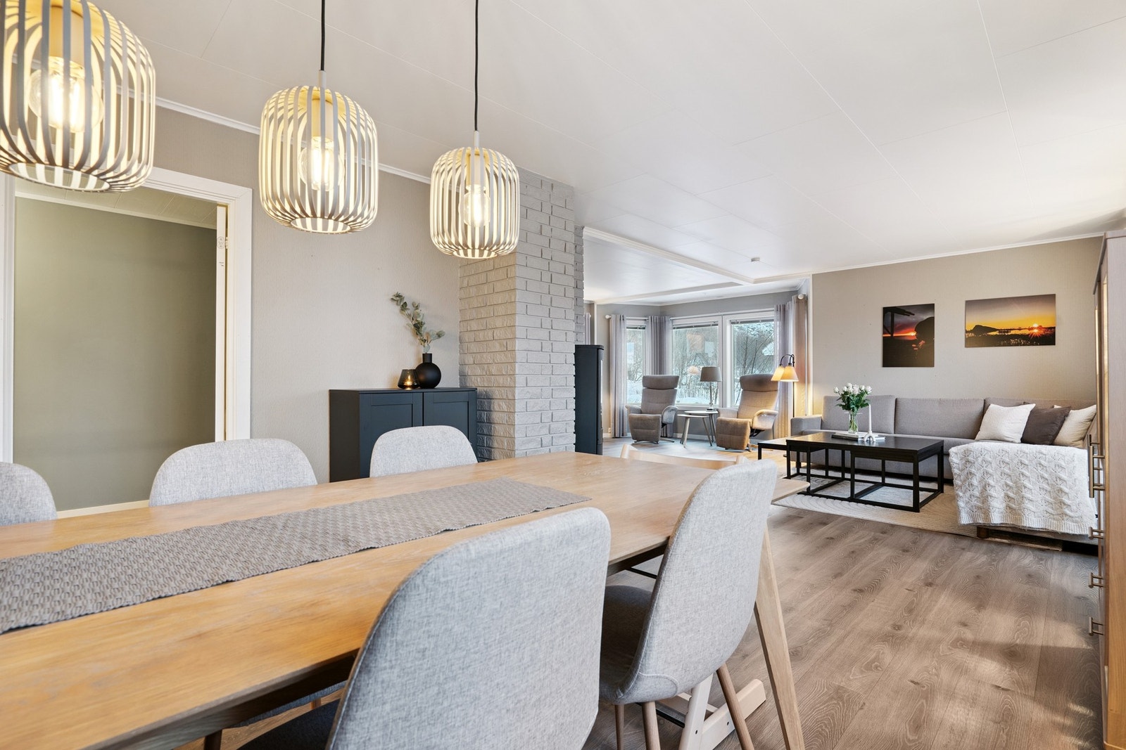 Lys og romslig stue med gode møbleringsmuligheter. Galleribilde