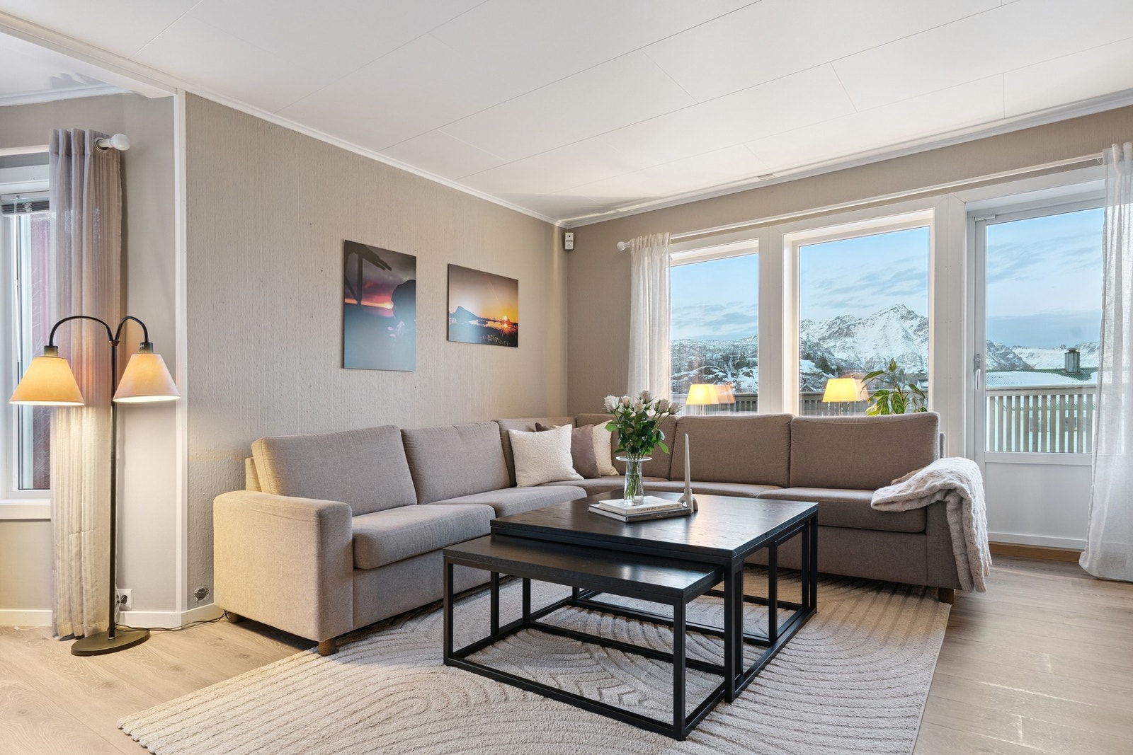 Koselig sofakrok med idyllisk utsikt. Galleribilde