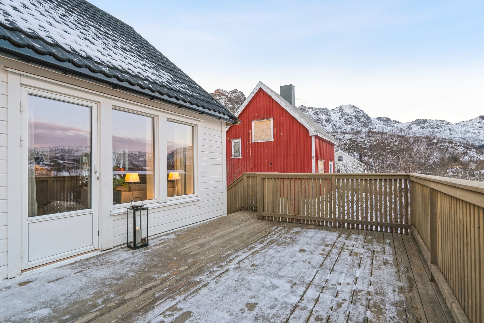 Utgang fra stue. Egen trapp ned mot hage. Galleribilde