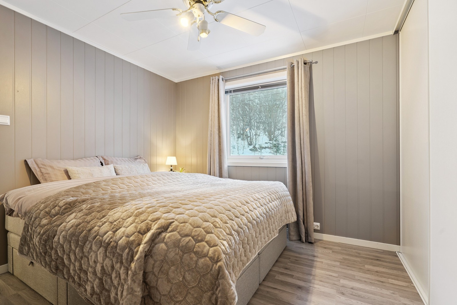 Hovedsoverom med skyvedørsgarderobe. Galleribilde