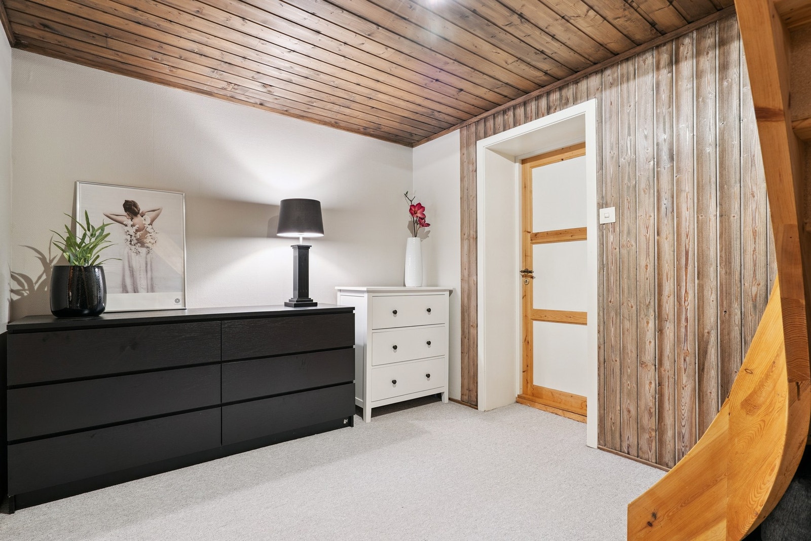 Praktisk gang som knytter kjellerens rom sammen på en ryddig og oversiktlig måte. Gir enkel adkomst til kjellerens funksjoner. Galleribilde