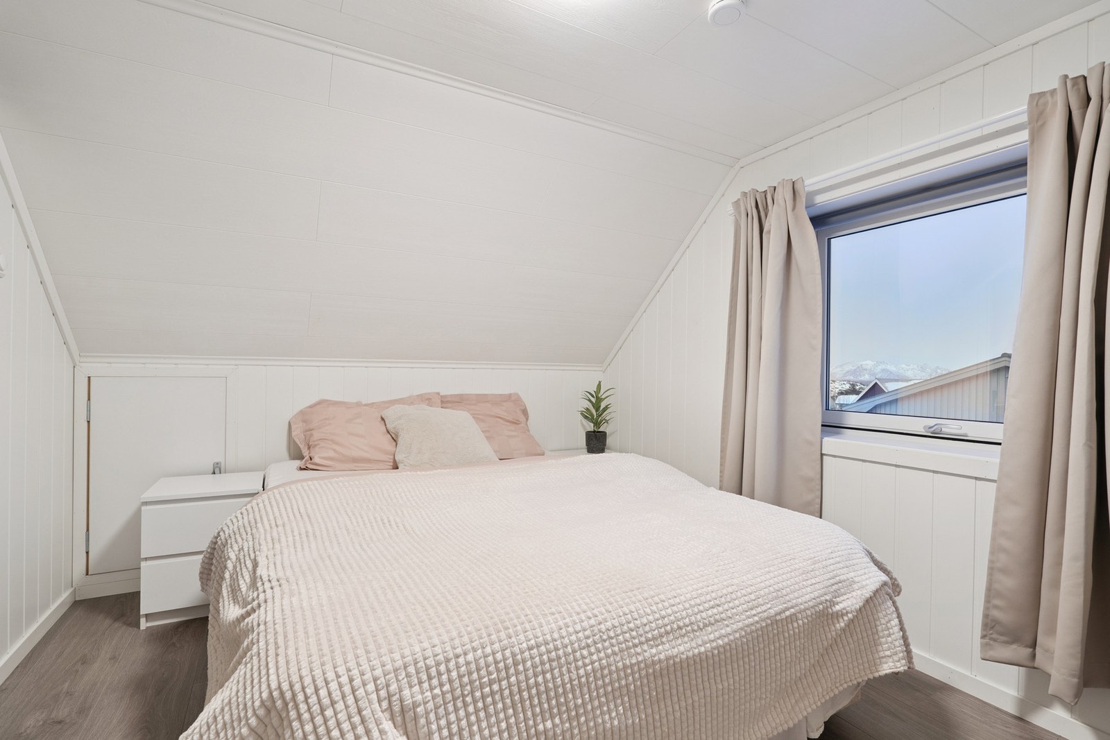 Loftetasjens soverom har god plass. Galleribilde