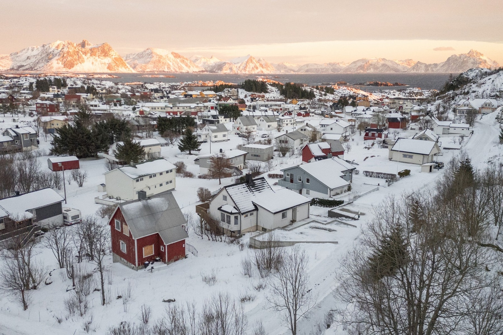 Romslig enebolig med flott utsikt mot fjord og fjell. Boligen går over to plan med kjeller. Galleribilde