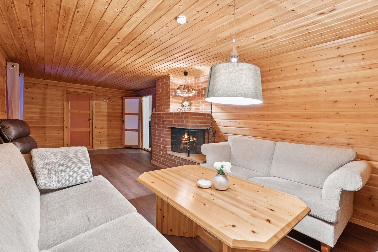 Kjellerstue med romslig preg og egen vedovn. Perfekt for en barnefamilie. Galleribilde