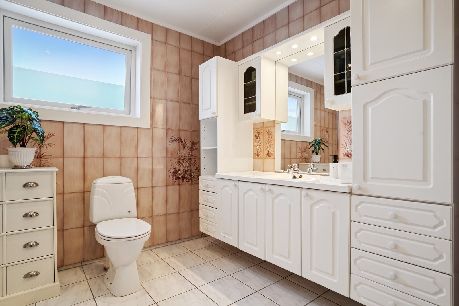 Bad med funksjonell innredning. Galleribilde