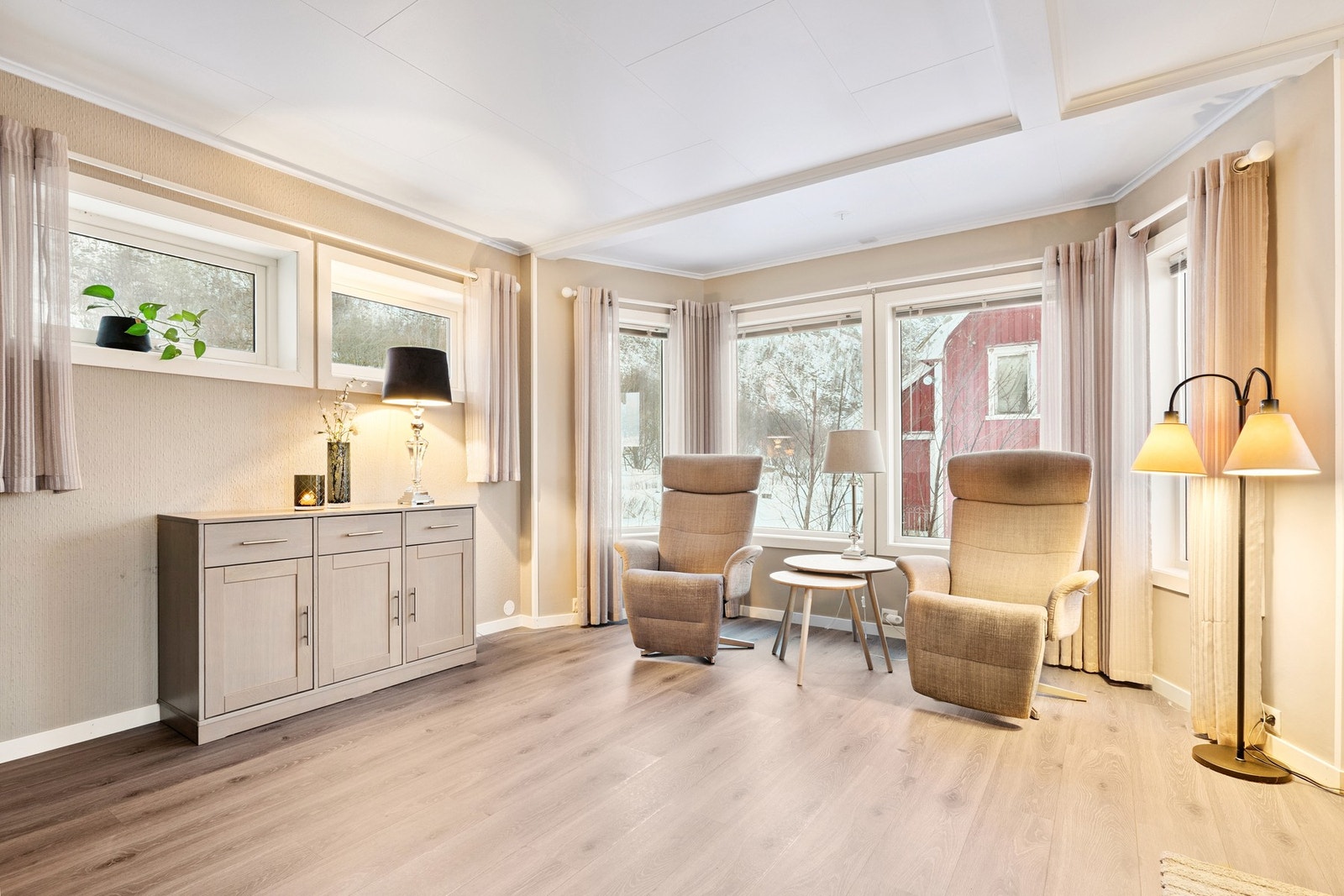 Stuen har en lett møblerbar utforming, med flere naturlige soner for opphold. Galleribilde