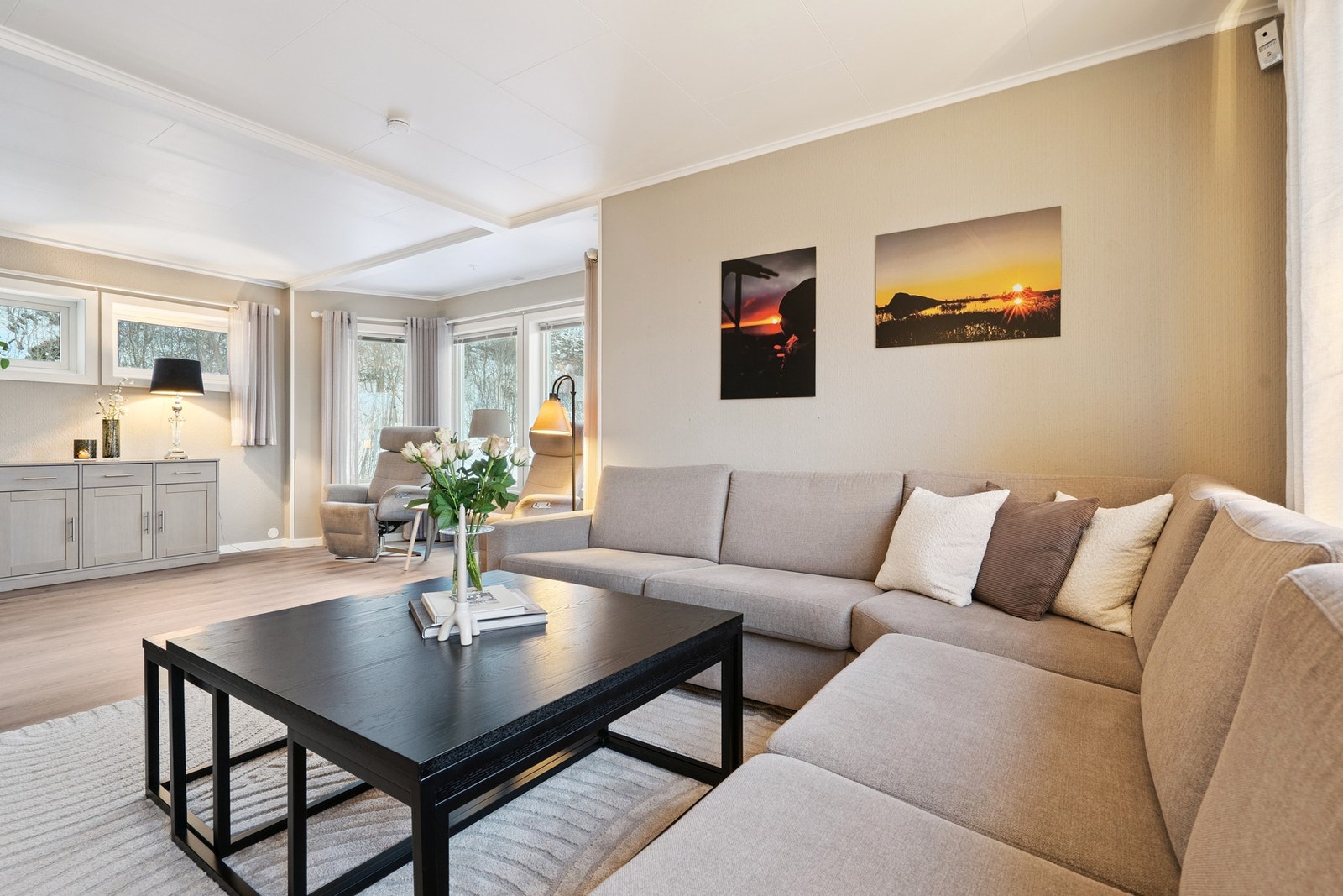 Rene linjer, minimalisme og nøytrale farger gir stuen et moderne utseende. Galleribilde