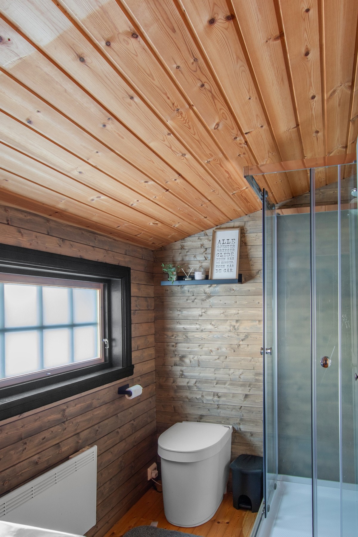 Pent og oppgradert bad. Servant og dusj har montert vannbeholdere og elektrisk styrt pumpe som sørger for vanntilførsel. Innredet med gulvmontert toalett av typen "Tiny Separett". Galleribilde