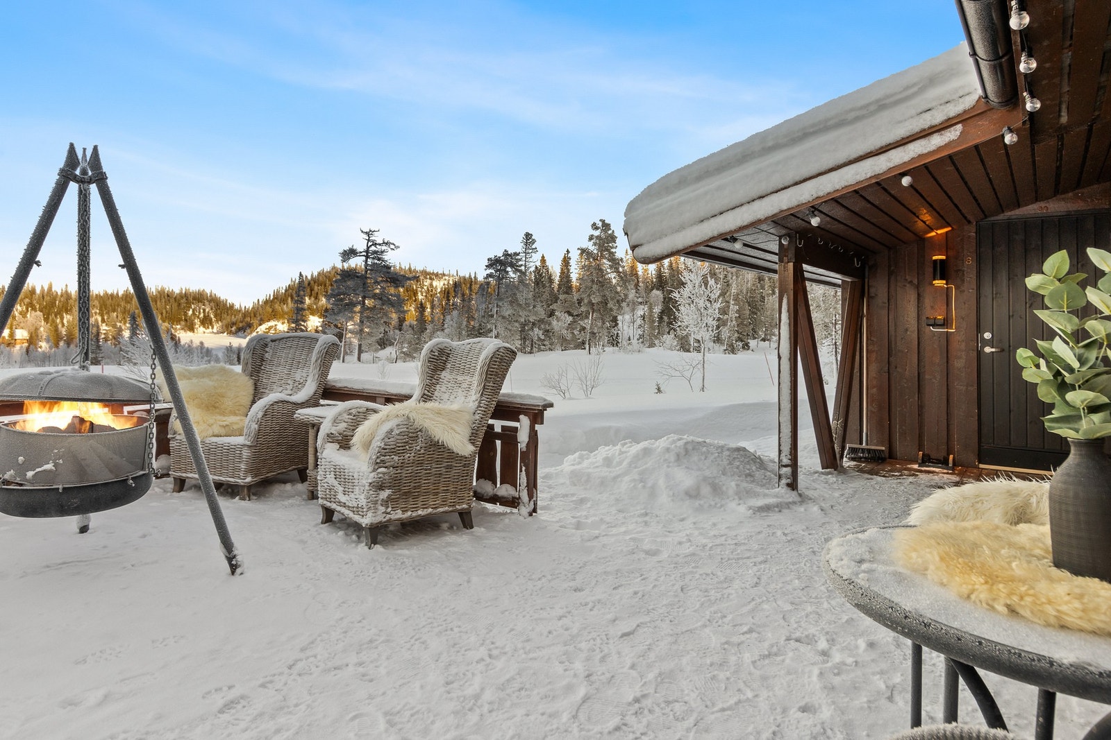 Ved etablering av bad og kjøkken føres gråvann ut i gravd grøft ved et hjørne på hytta. Vannbrønn etablert i 2023. Nedgravd plast tønne med lokk - brukes hele året. Galleribilde