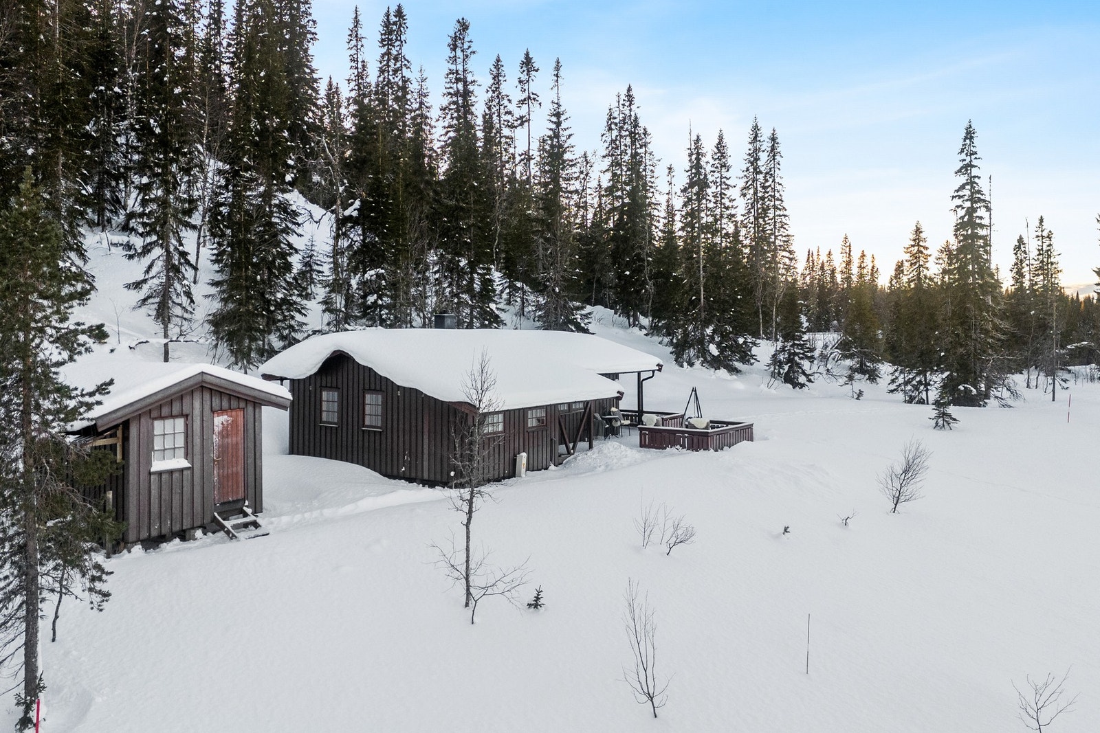 Hytta er oppført i år 1988, har innlagt strøm og holder en fin standard. Galleribilde