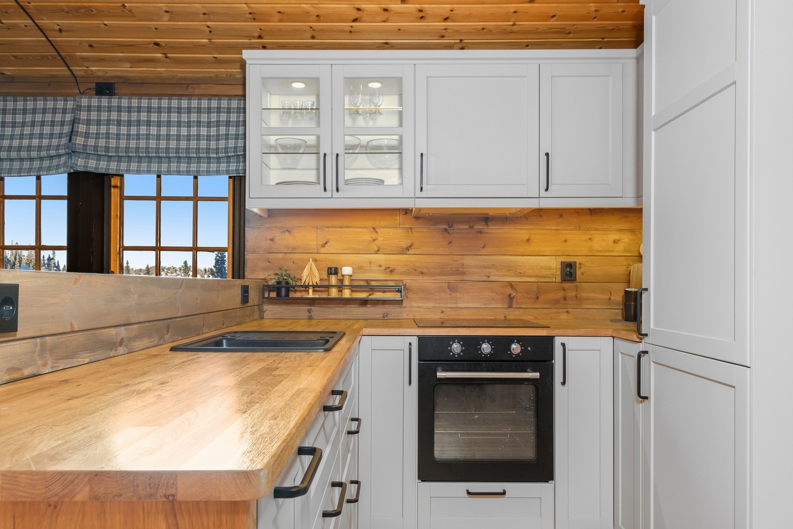 Pent kjøkken fra 2022, med god skap- og benkeplass. Galleribilde