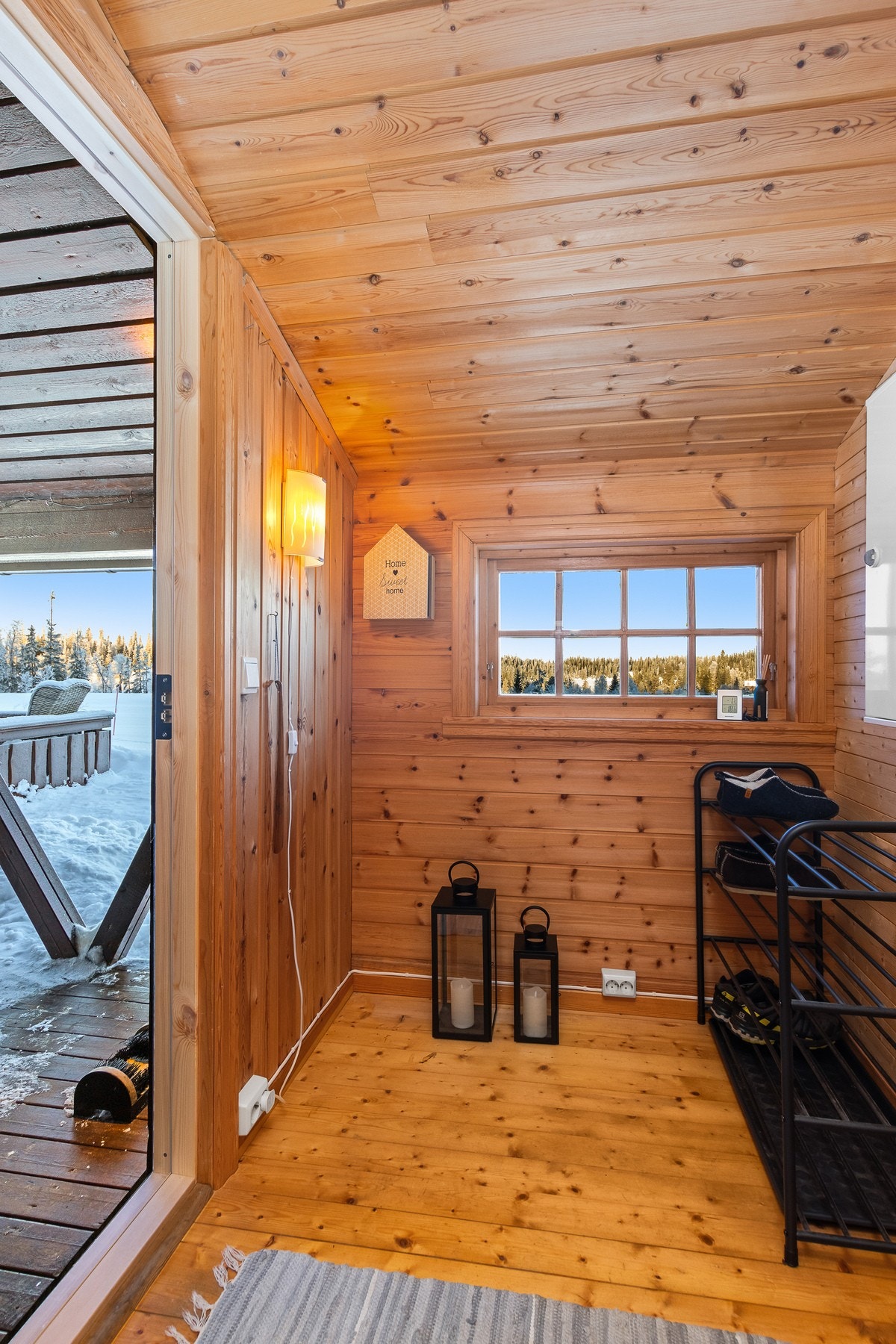 Gang/entré med plass til å henge fra seg klær og sko. Galleribilde