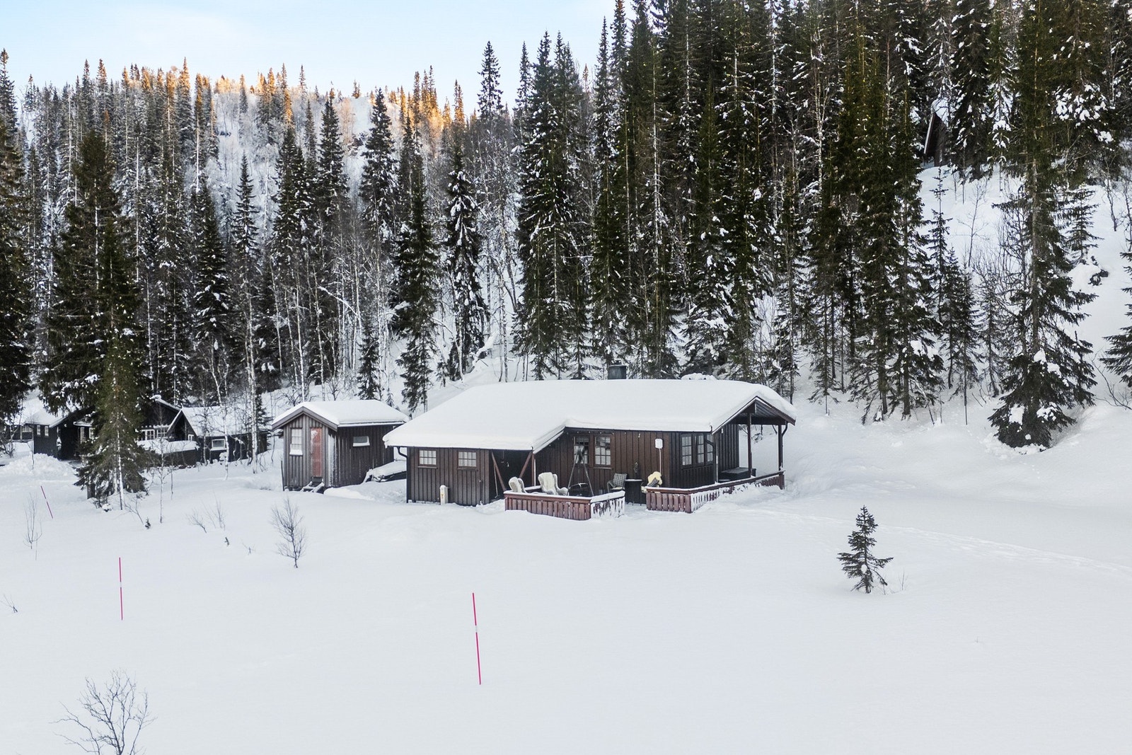 Hytta er på 57 kvm BRA, og inneholder bla. stue og kjøkken i åpen løsning, 3 soverom og bad. Utover dette har du også en utebod på 9 kvm og en romslig veranda. Galleribilde