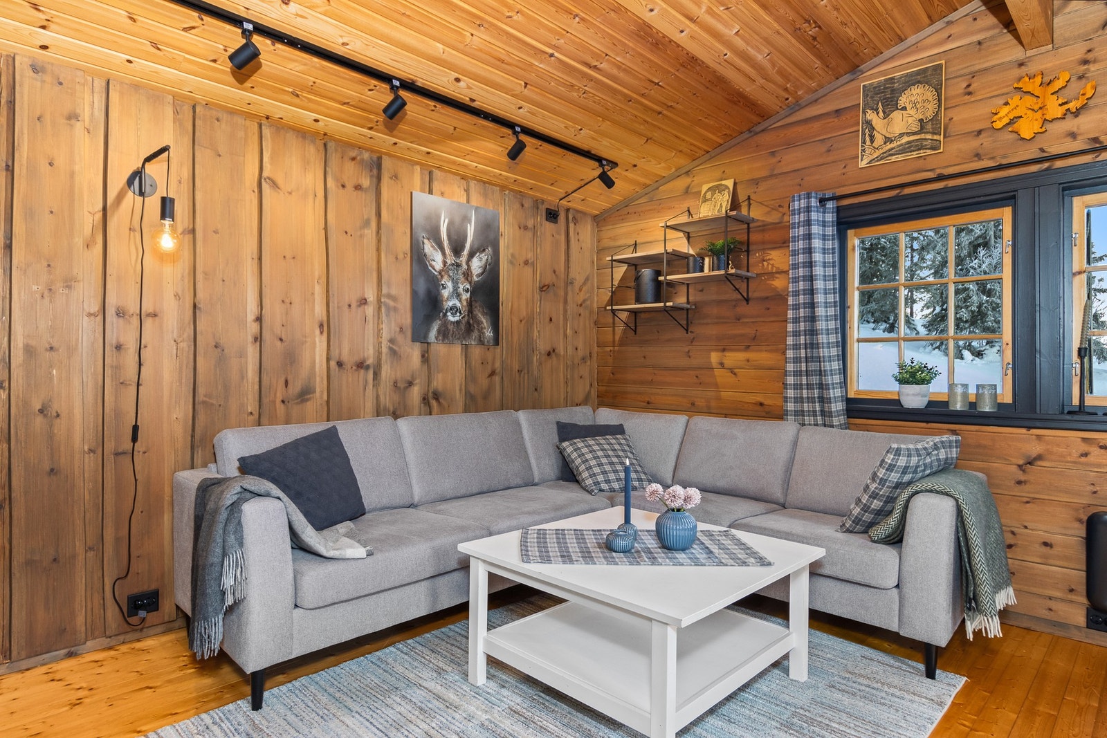 Stue med plass til en romslig sofagruppe. Galleribilde