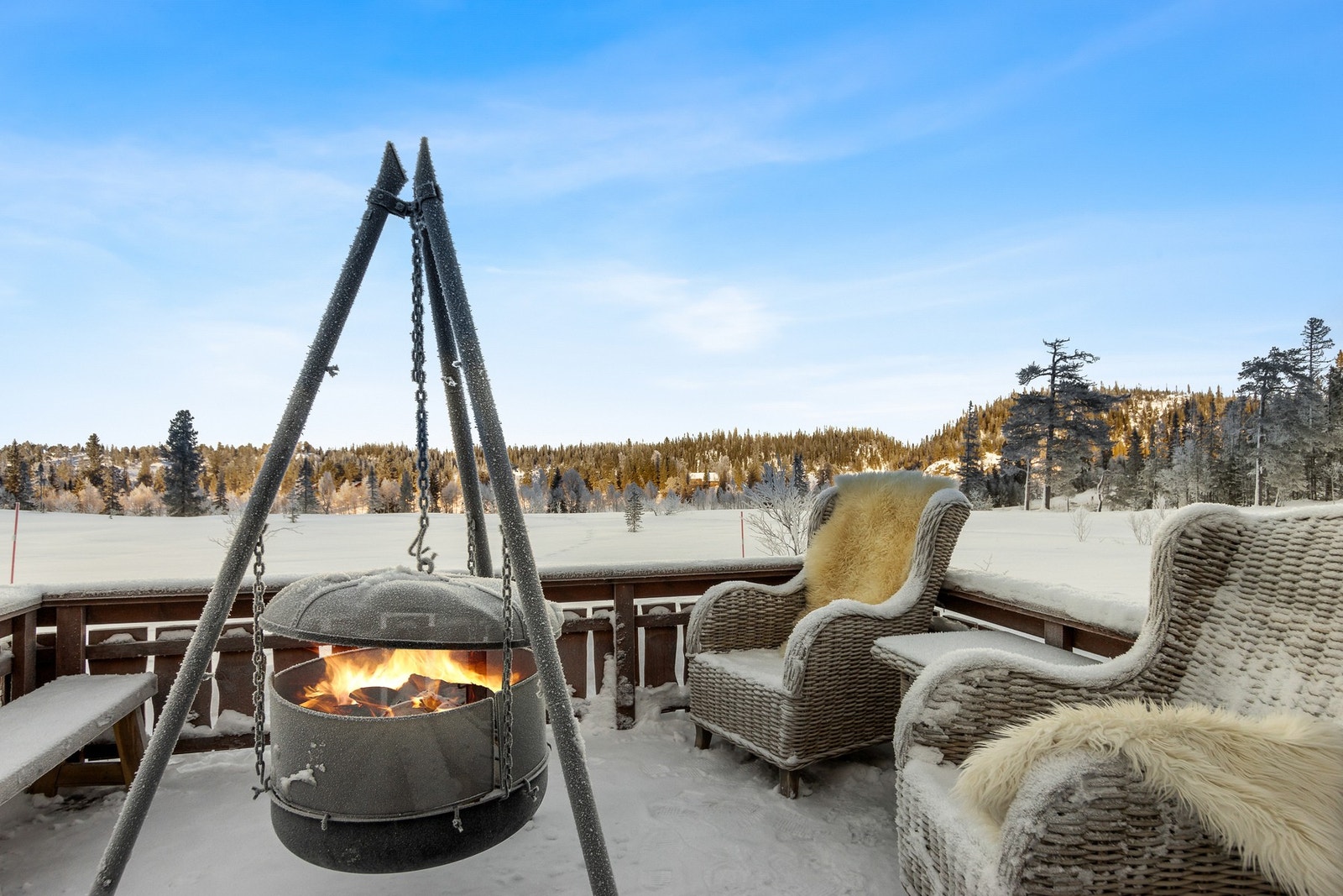 Det er gravd ned drensrør på den ene siden av hytta for å føre bort overflødig vann fra nedgravd vannkumme. På andre siden av hytta der terrenget er lavest er det gravd en grøft. Galleribilde