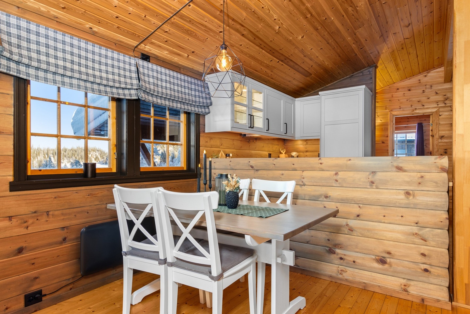 Stue med god plass til spisebord. Galleribilde