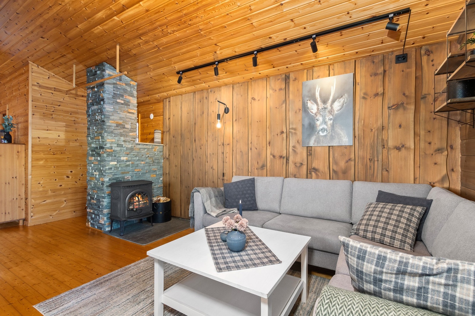 Hytta selgers fult møblert (se liste over hva som ikke følger med i salgsoppgaven). Galleribilde