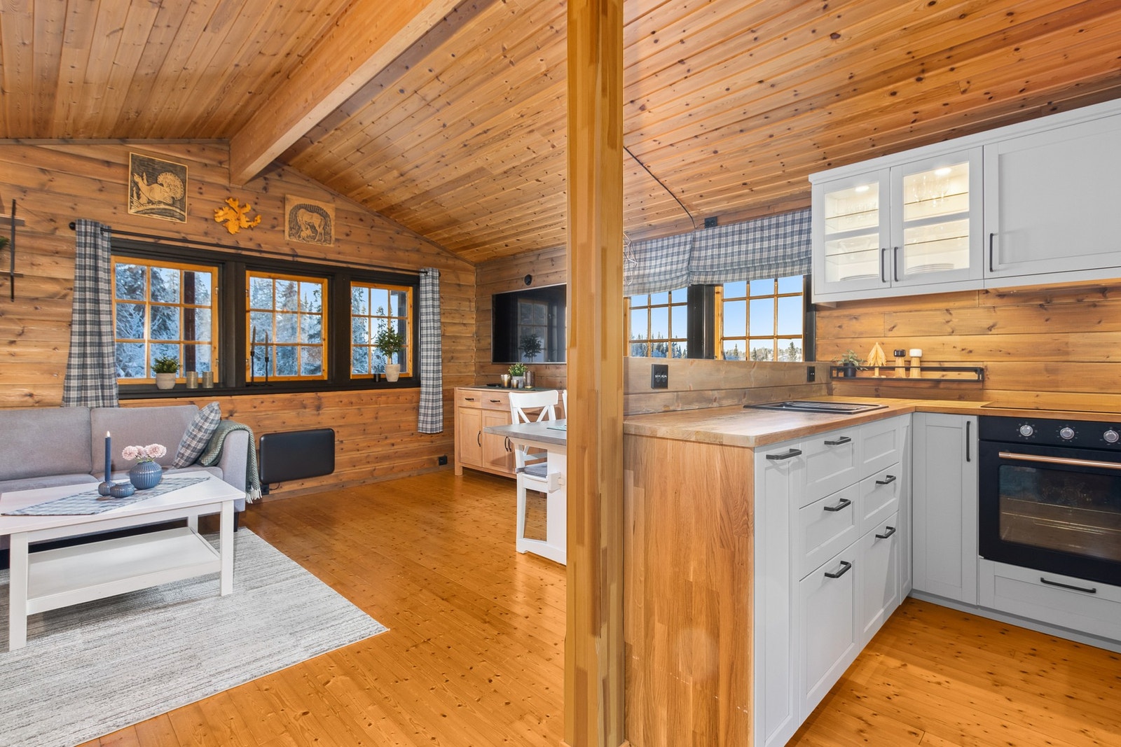 Hytta har en åpen stue og kjøkken løsning. Galleribilde