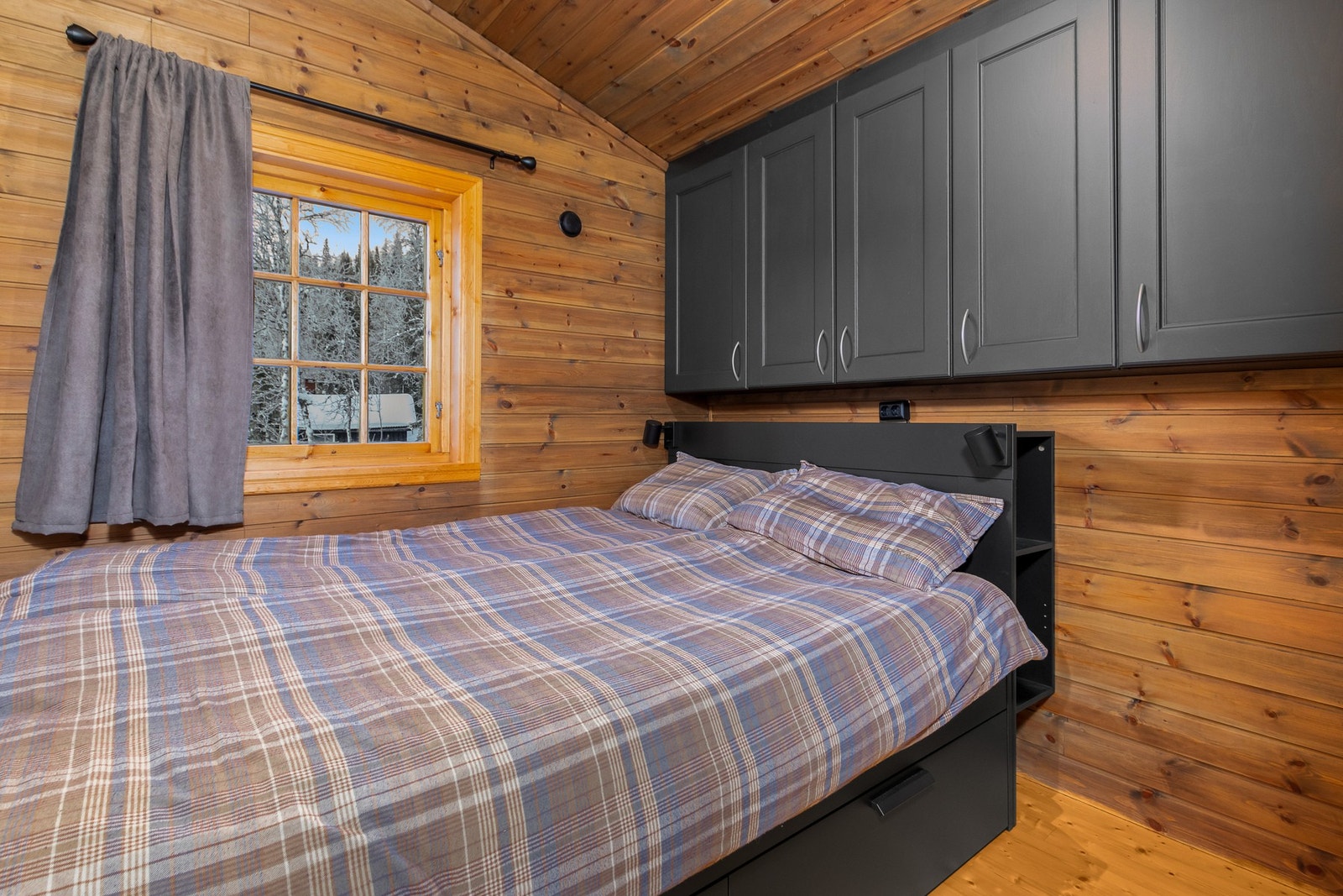 Hovedsoverom med plass til dobbeltseng og oppbevaring. Galleribilde