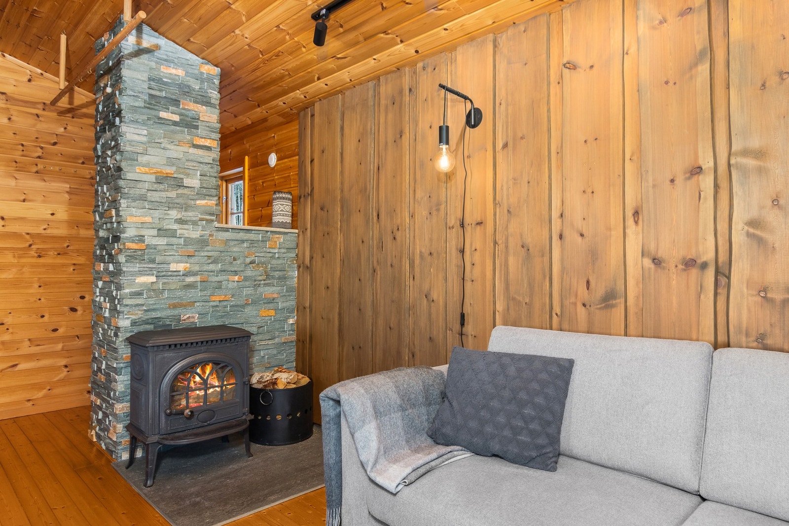 Hytta oppvarmes via strøm og vedovn. Dekorstein på vedovn montert i 2018. Galleribilde