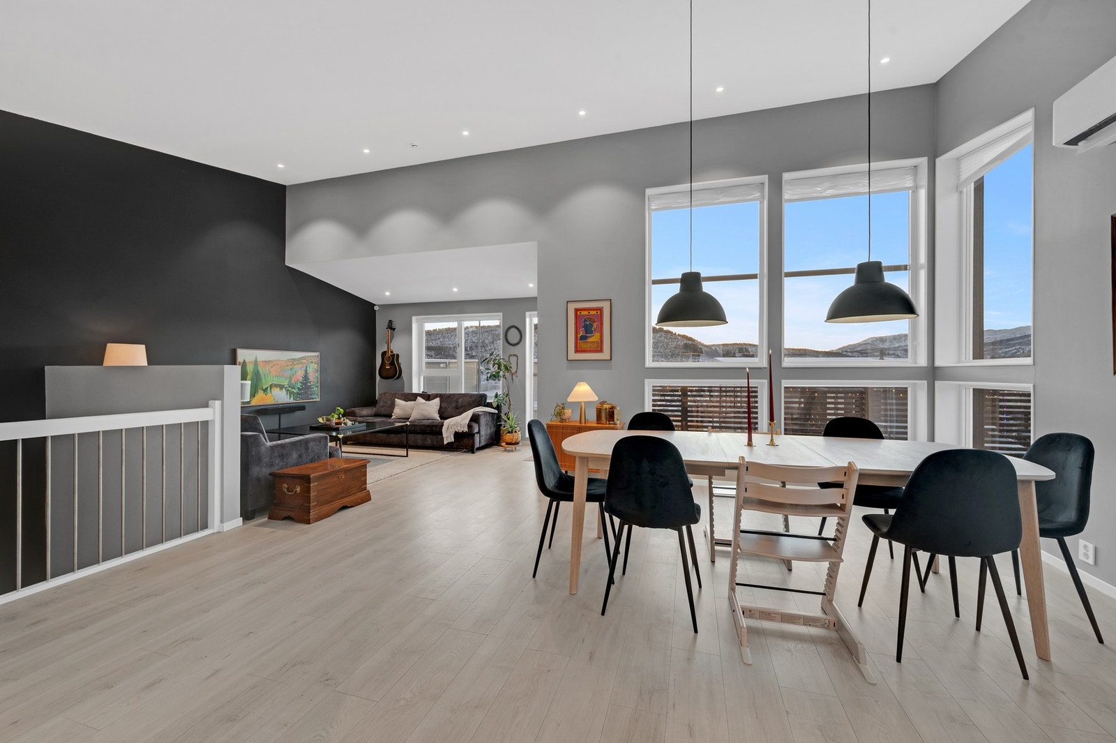 Det er montert utvendig elektrisk solskjerming på stuevinduene. Galleribilde