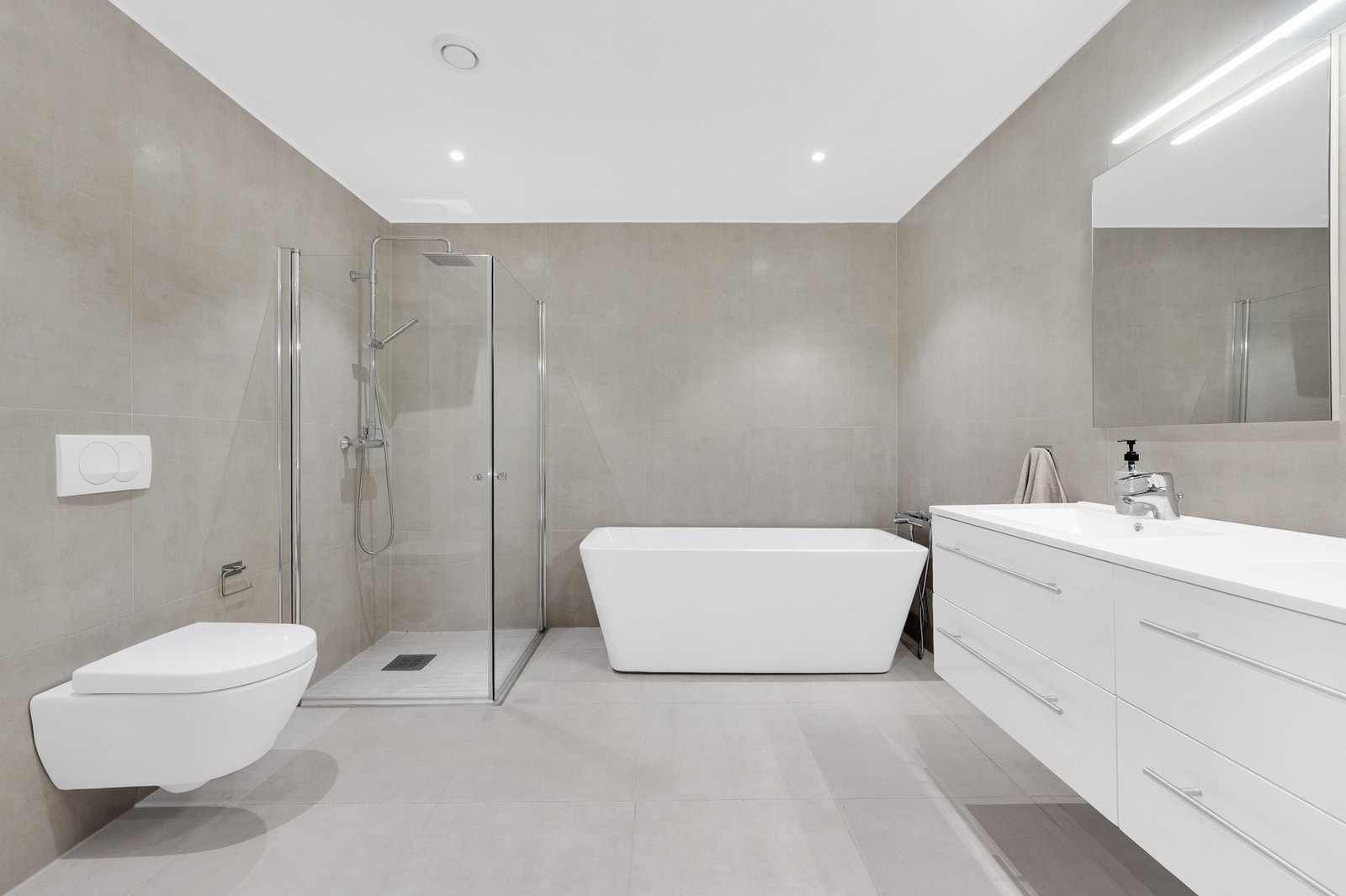 Både badekar og dusjhjørne. Galleribilde