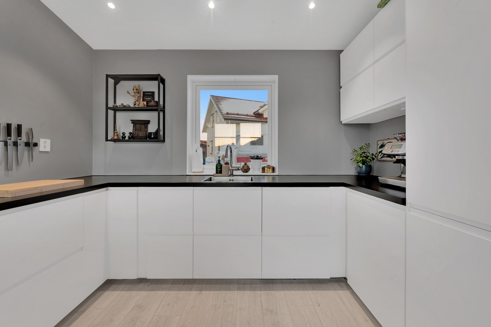 Dimbare downlights i tak og vindu som bidrar til godt med naturlig lysinnslipp. Galleribilde