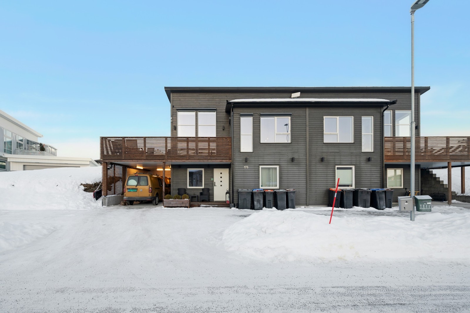Gode parkeringsmuligheter i carport og på egen tomt. Galleribilde
