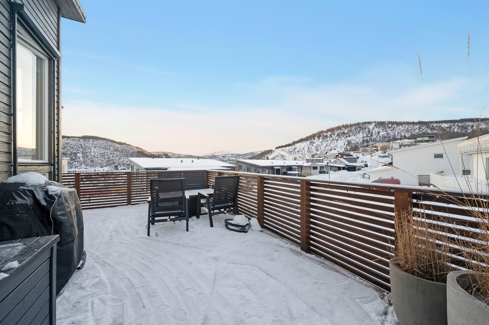 Boligen har en fin beliggenhet i felte med svært gode solforhold med sol fra tidlig til sent. (sommerstid) Galleribilde