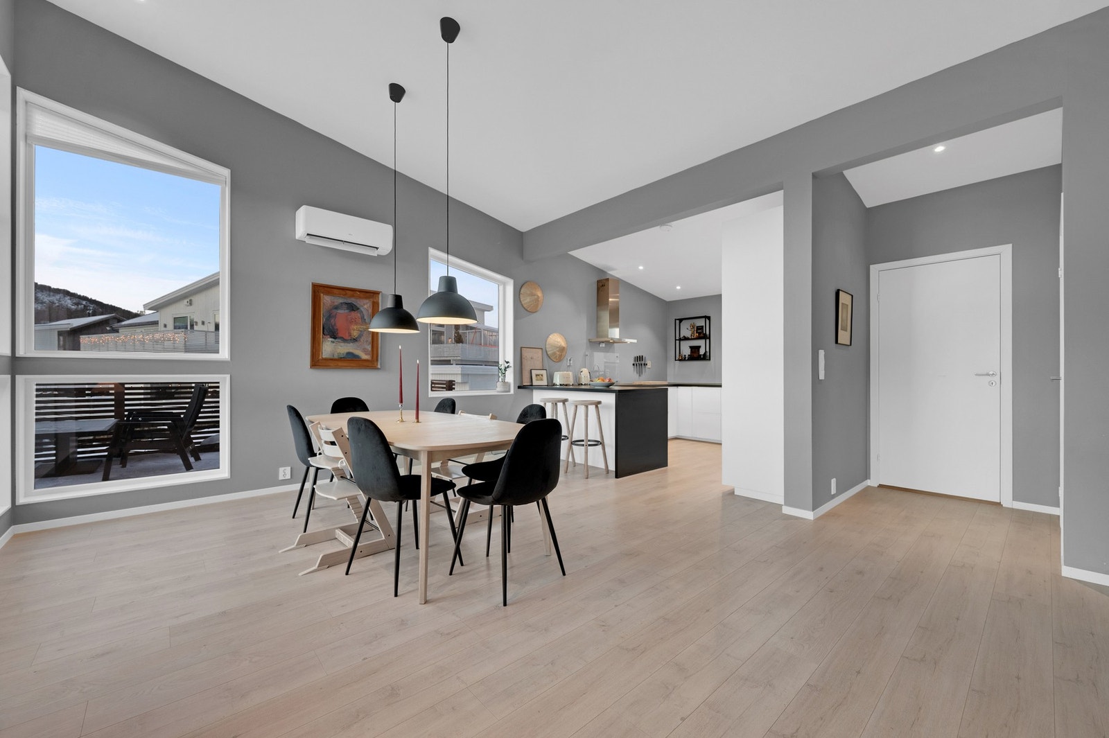 God plass til større spisebord på stue. Galleribilde