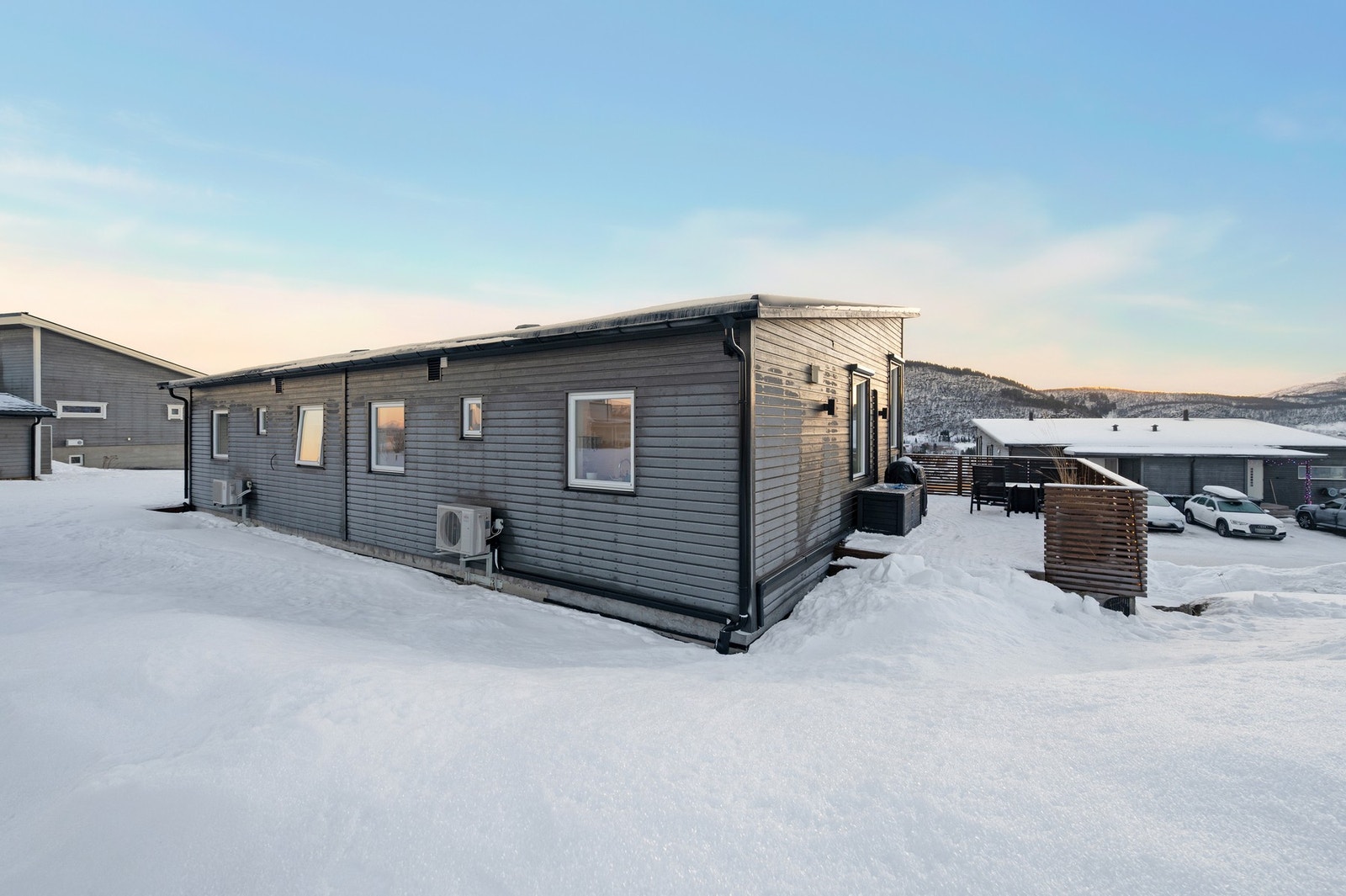 Direkte utgang til grøntareal fra terrasse. Galleribilde