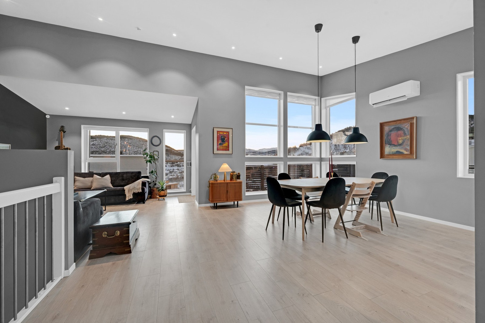 Stue med ekstra god takhøyde og store vindusflater. Galleribilde