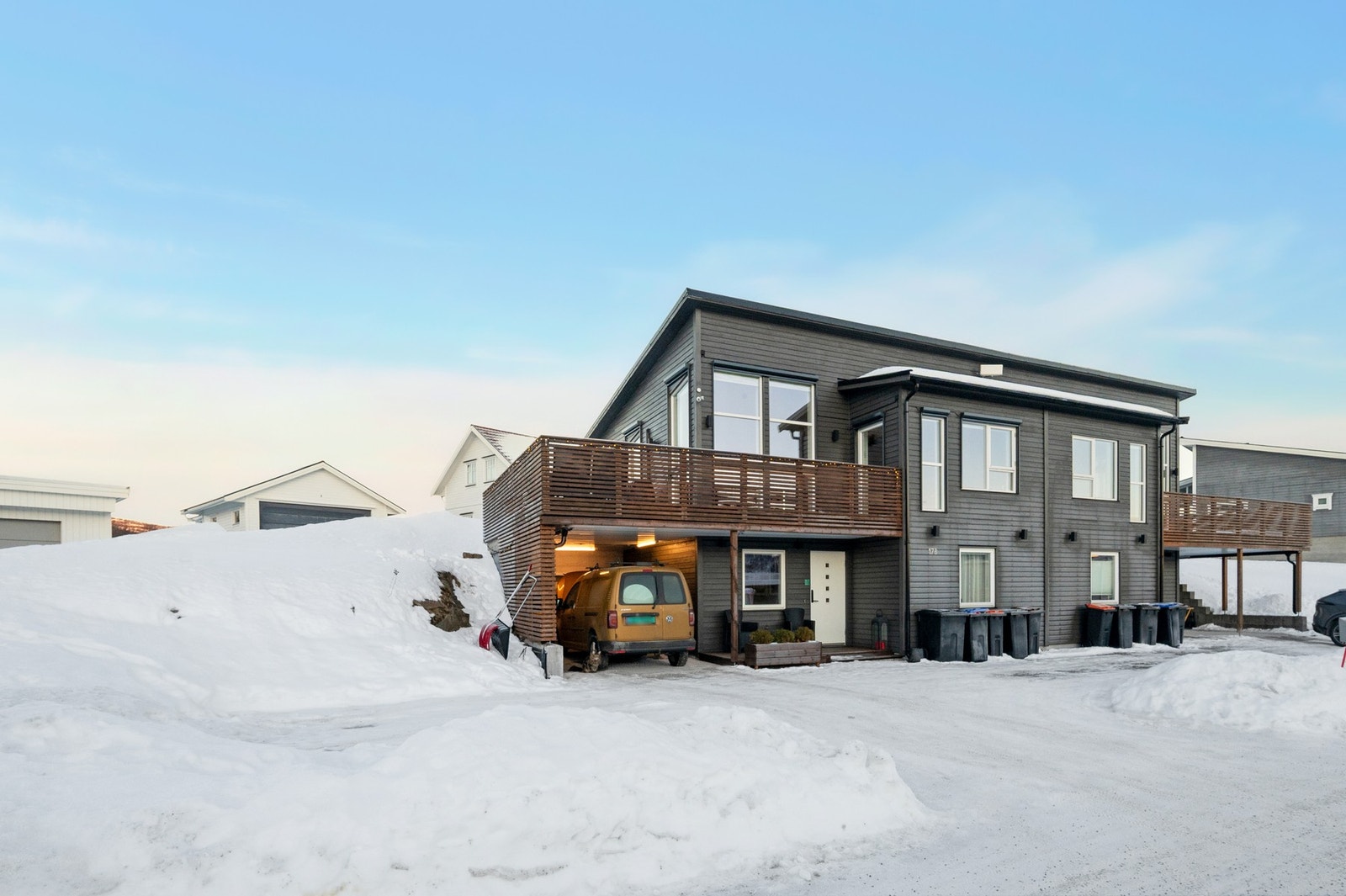 Boligen ligger fint til i feltet med grøntareal på baksiden og på siden av boligen. Galleribilde