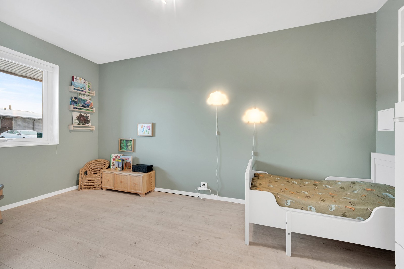 Soverom 2 på ca 9,3kvm. Ypperlig som barnerom, eventuelt gjesterom. Galleribilde